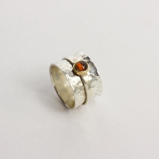 NG96: Ponder ring with amber