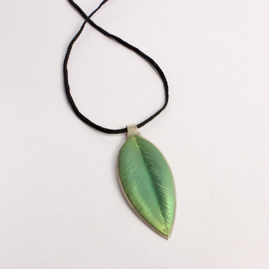 RB150: Pohutukawa leaf pendant on cord - green