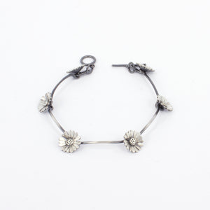 RF172: Daisy chain bracelet