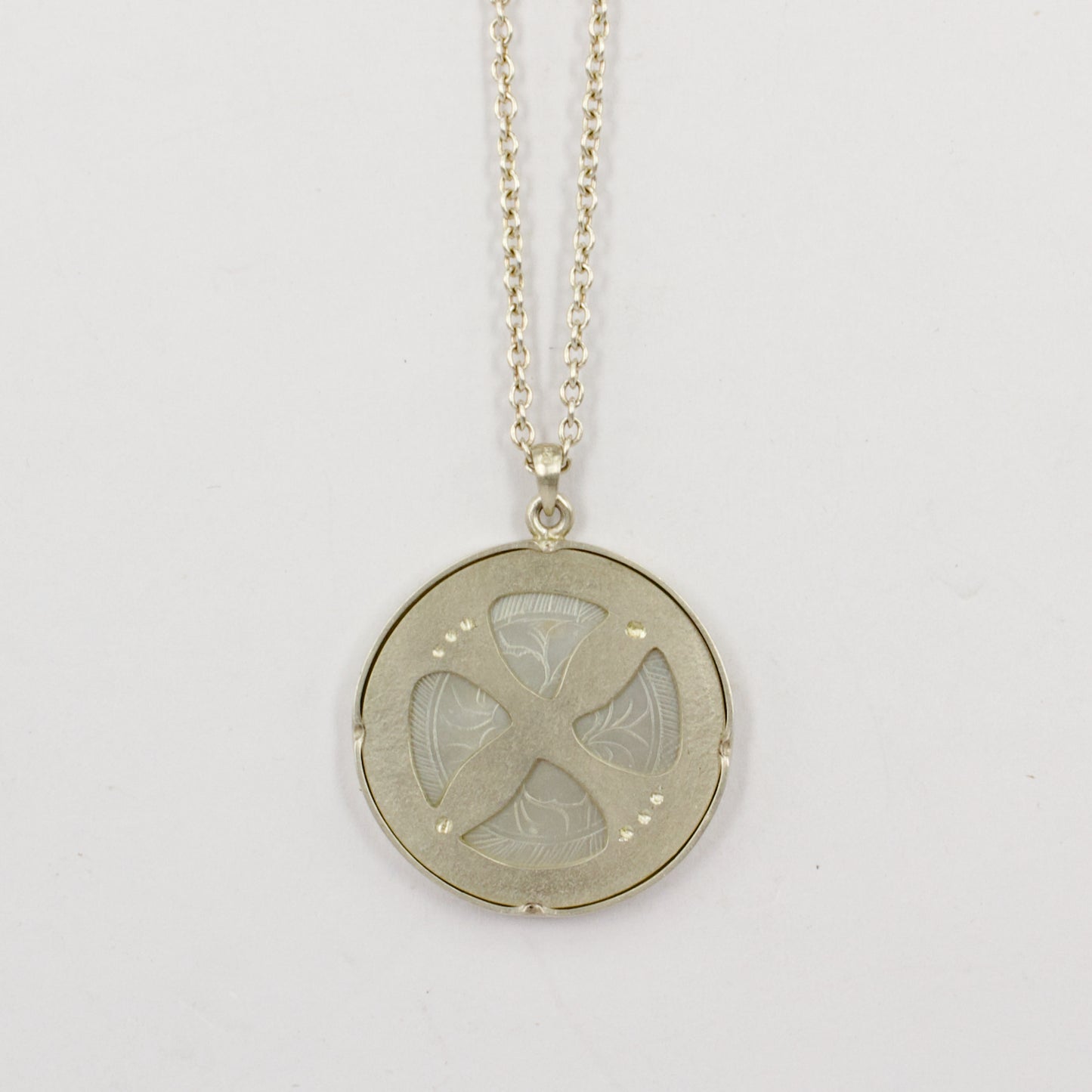 RK25: Madreperla pendant