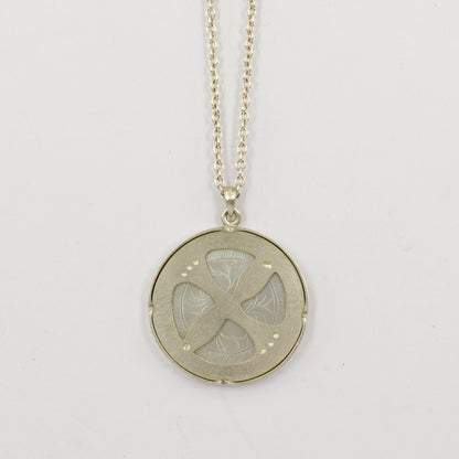 RK25: Madreperla pendant