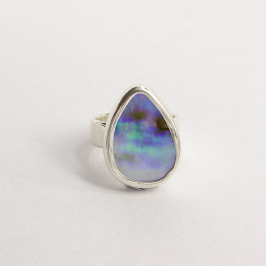 RW333: Teardrop pāua shell ring