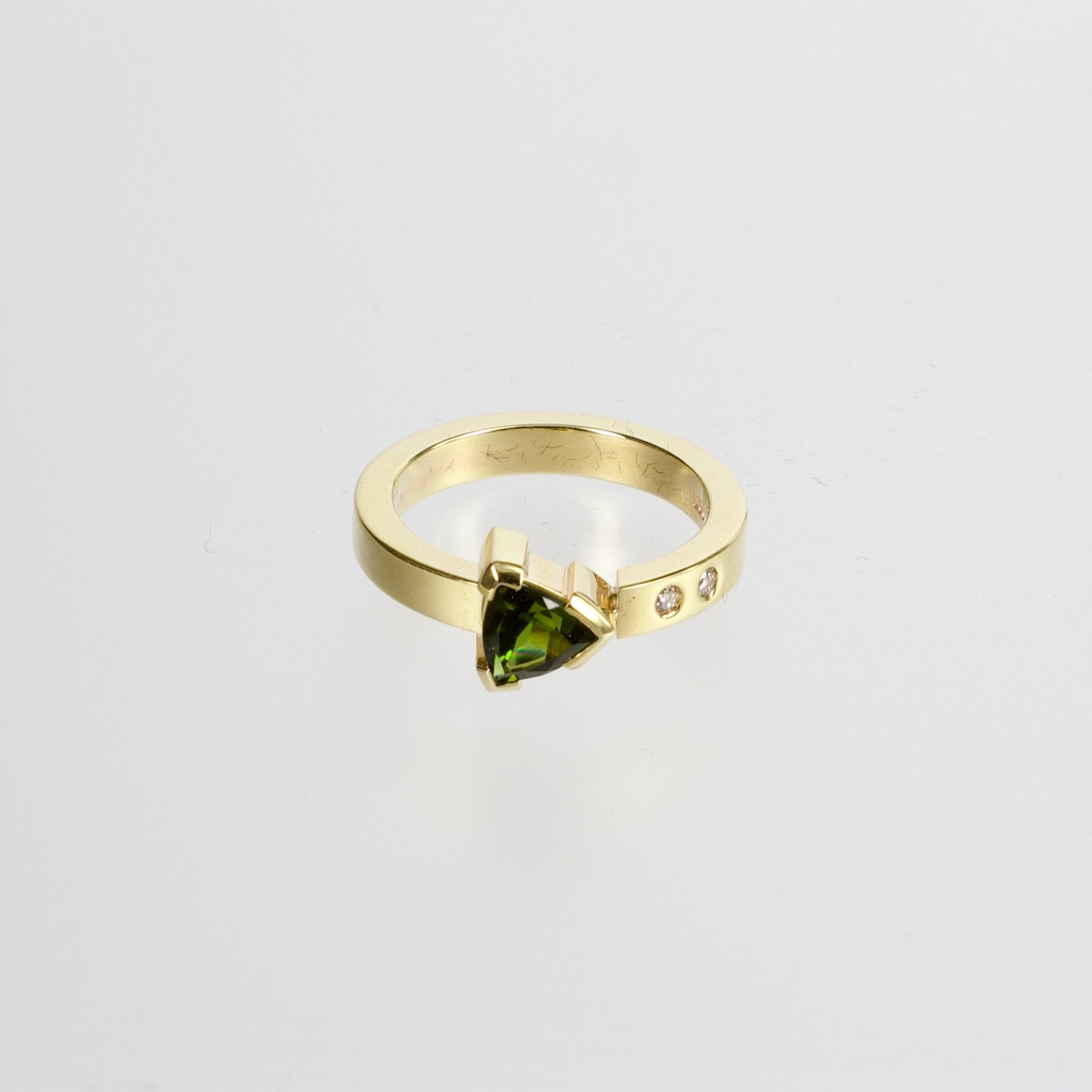Rmo Rind RMO36: Green tourmaline and diamond ring – Quadrant Gallery