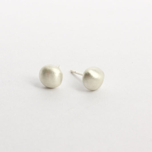 RMO65: Pebble studs