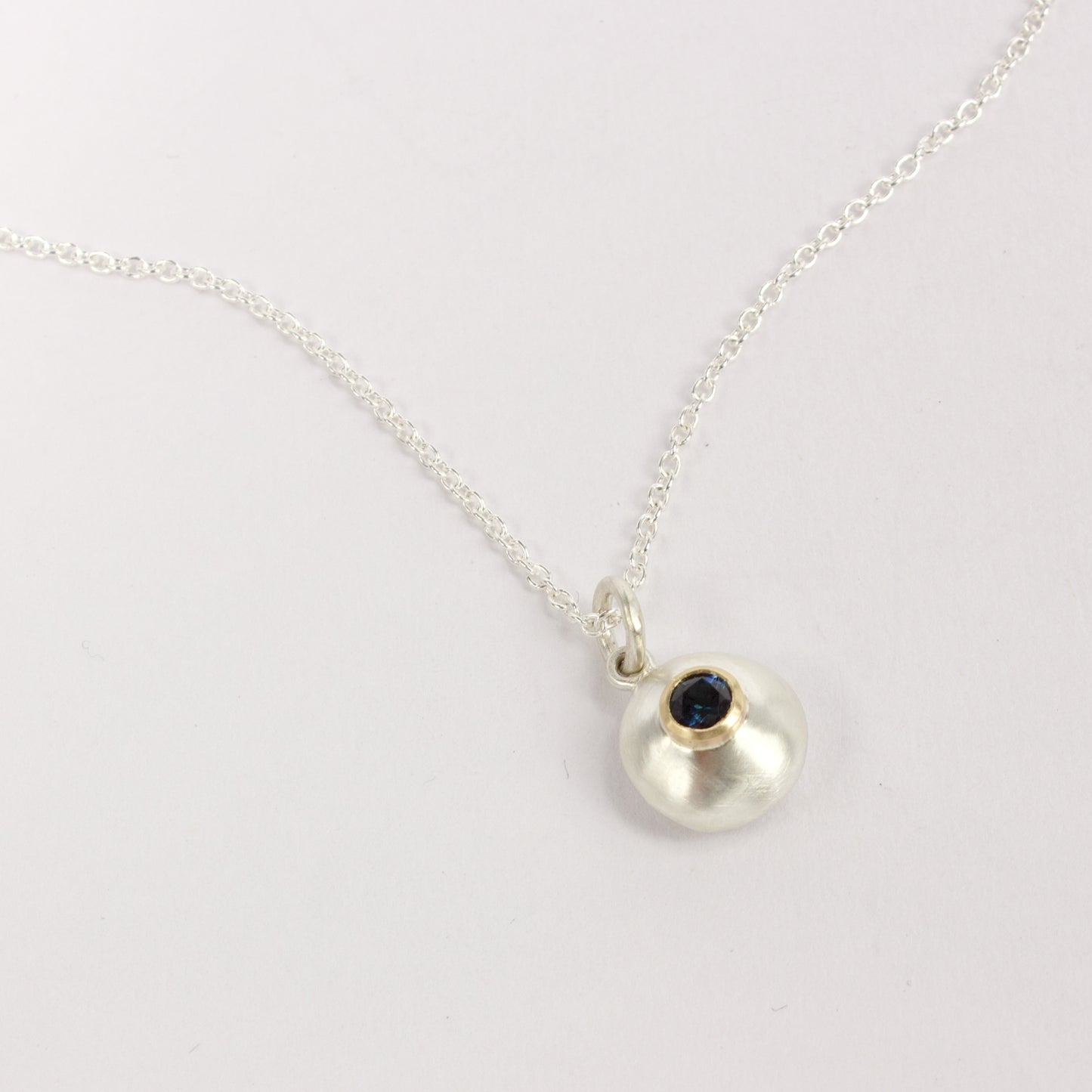 RMO79: Green sapphire pebble pendant