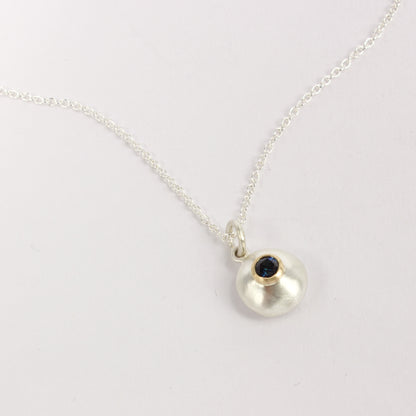 RMO79: Green sapphire pebble pendant