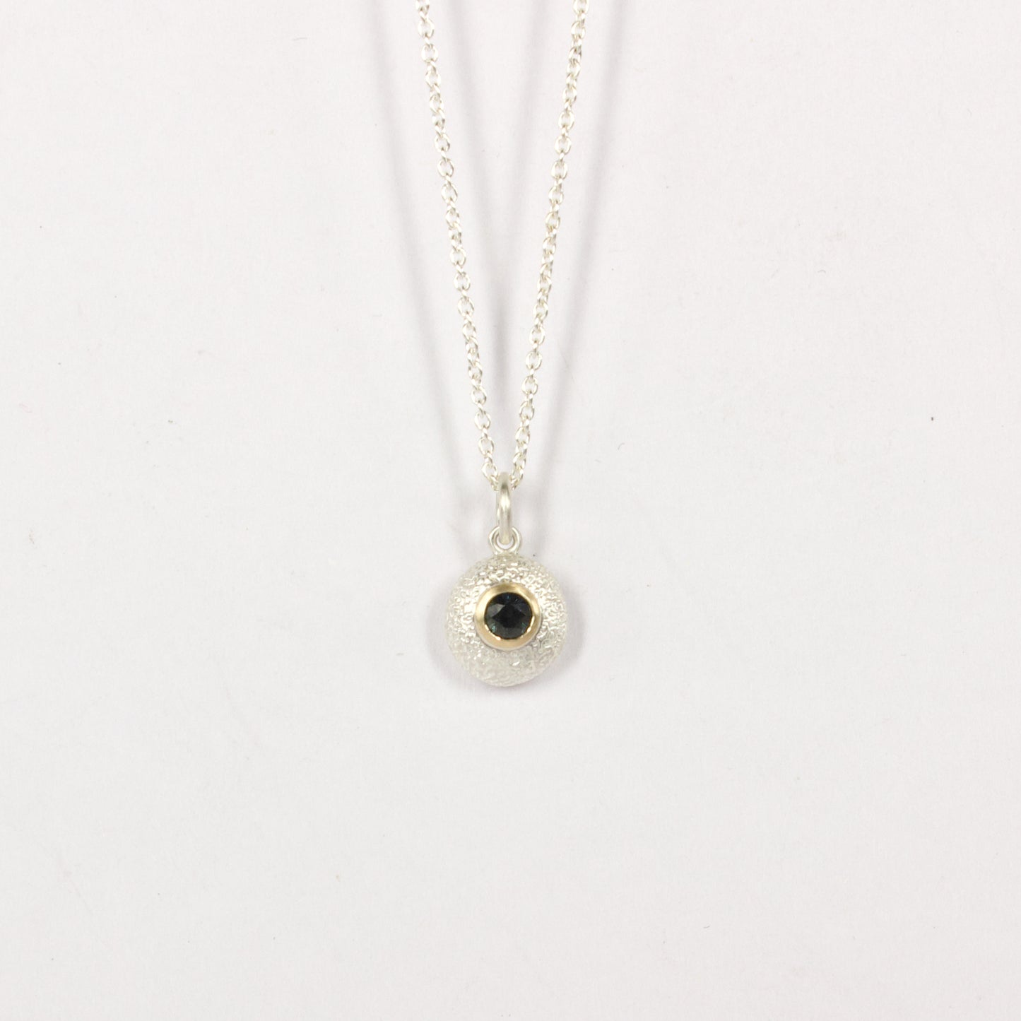 RMO80: Green sapphire pebble pendant