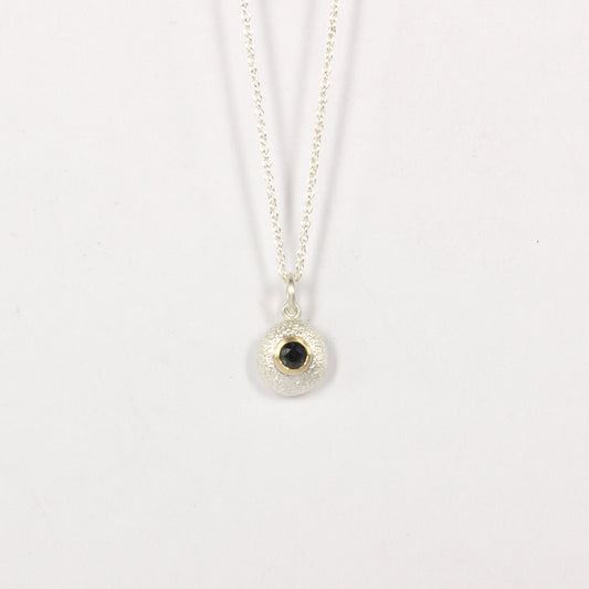 RMO80: Green sapphire pebble pendant