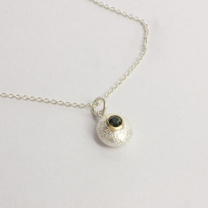 RMO80: Green sapphire pebble pendant