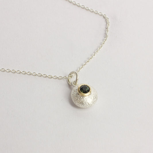 RMO80: Green sapphire pebble pendant