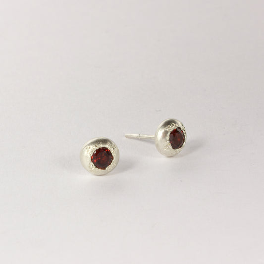 RMO82: Red garnet pebble stud earrings