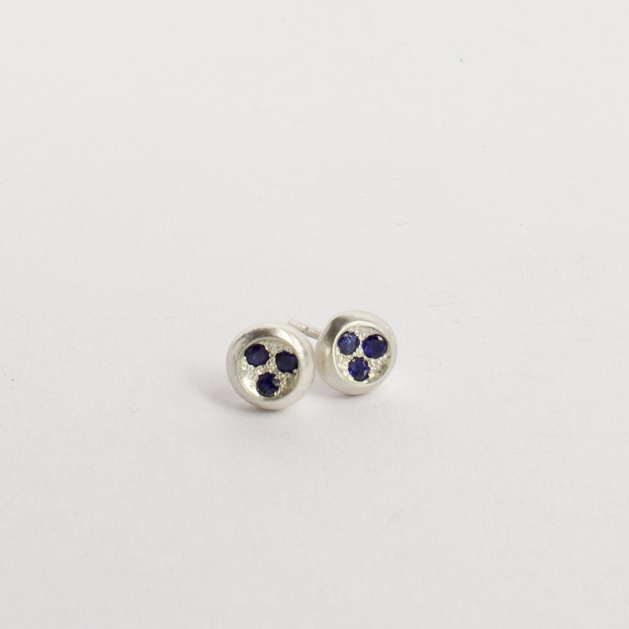RMO85: Blue sapphire rock pool stud earrings