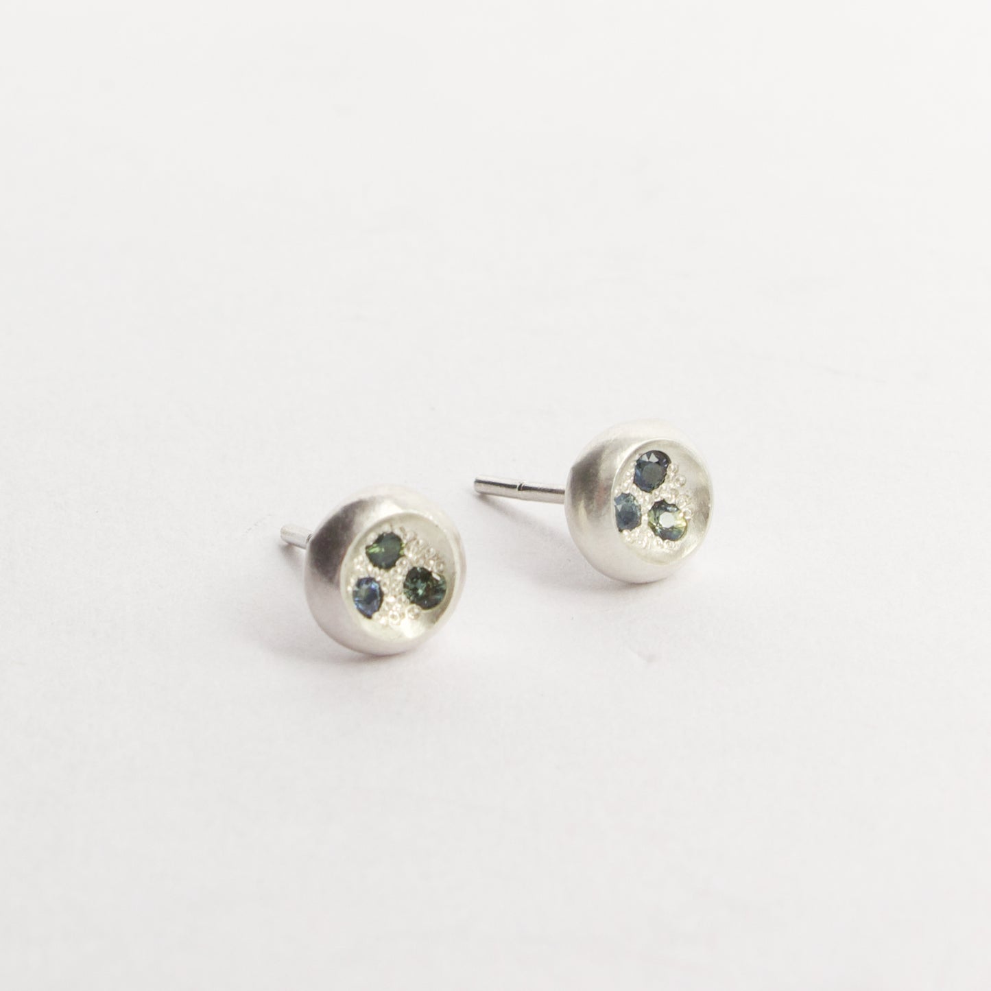RMO86: Green sapphire rock pool stud earrings