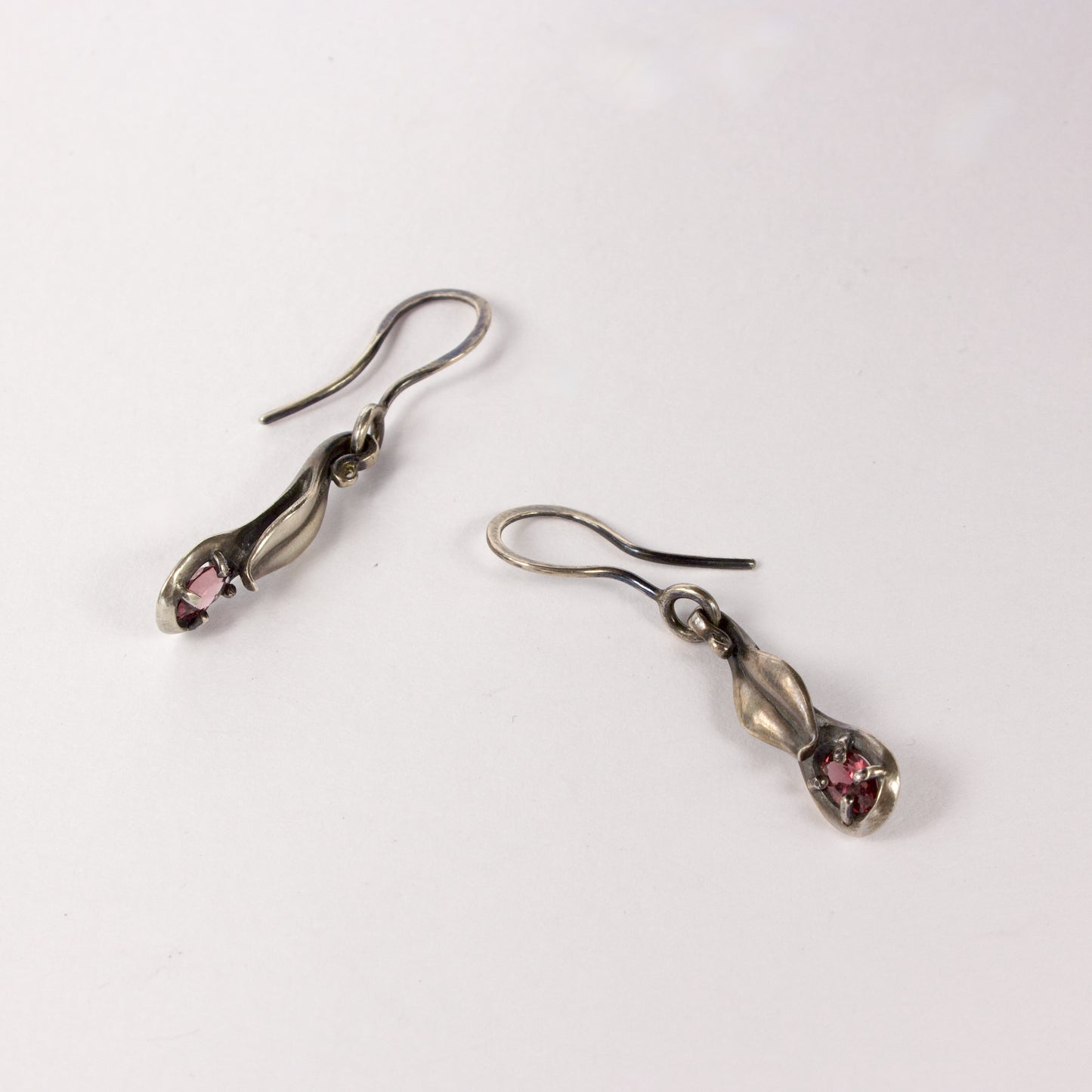 VM127: Leaf drop earrings
