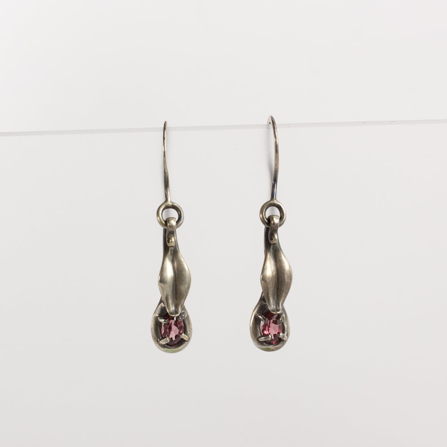 VM127: Leaf drop earrings