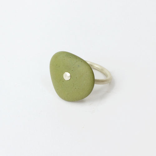 ACT432: Single riveted stone ring, green