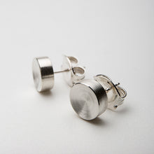 ZR090: Concave stud earrings