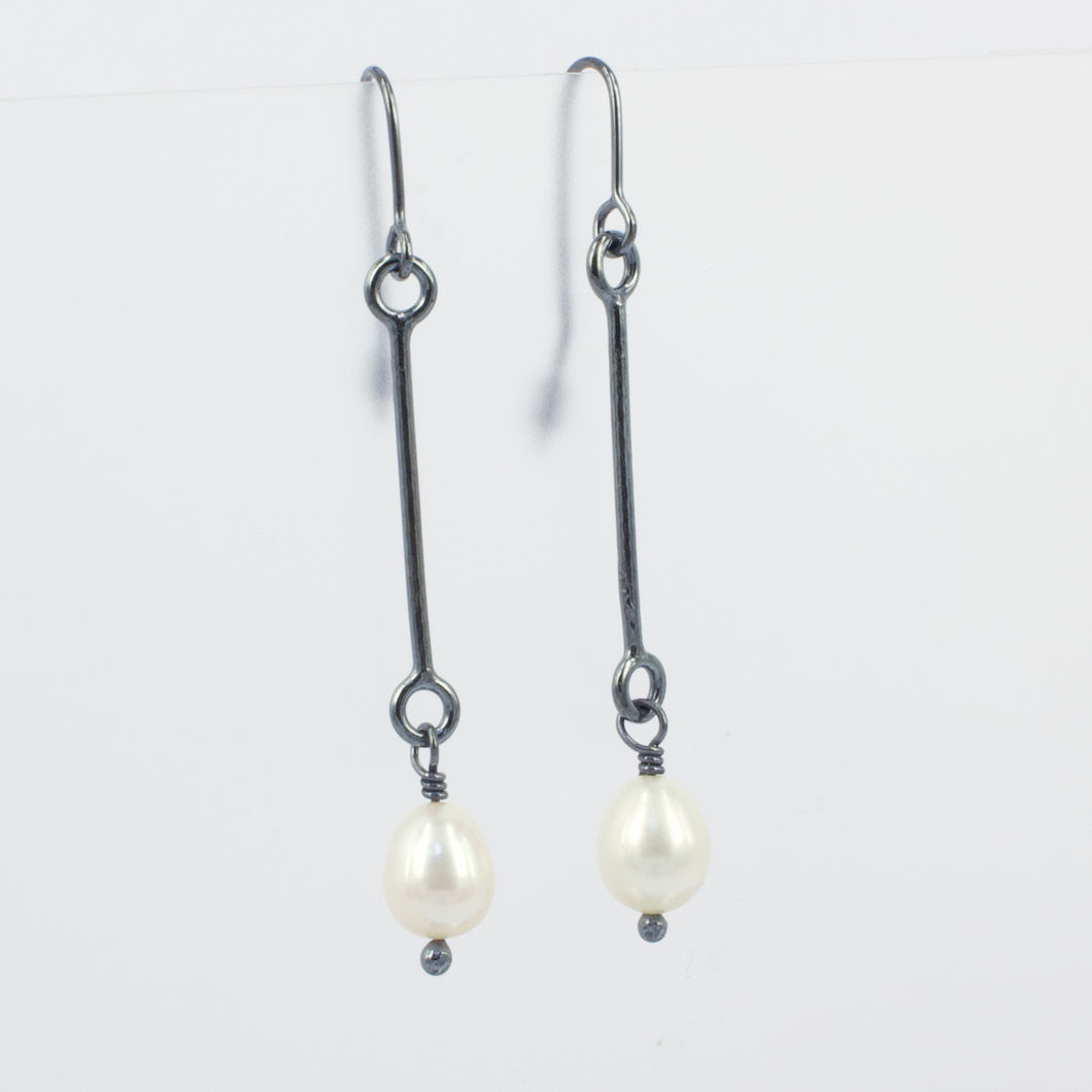 FS235: Pearl drop earrings