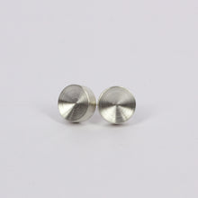 ZR090: Concave stud earrings