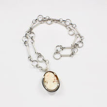 NG77: Cameo locket