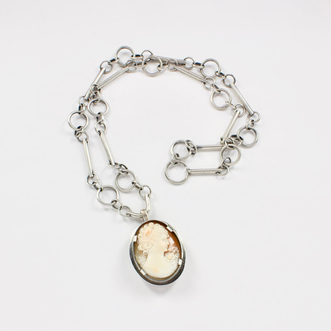 NG77: Cameo locket