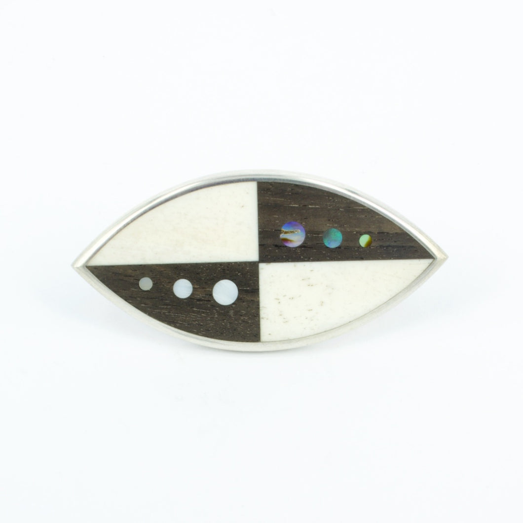 JA91: Black/white brooch