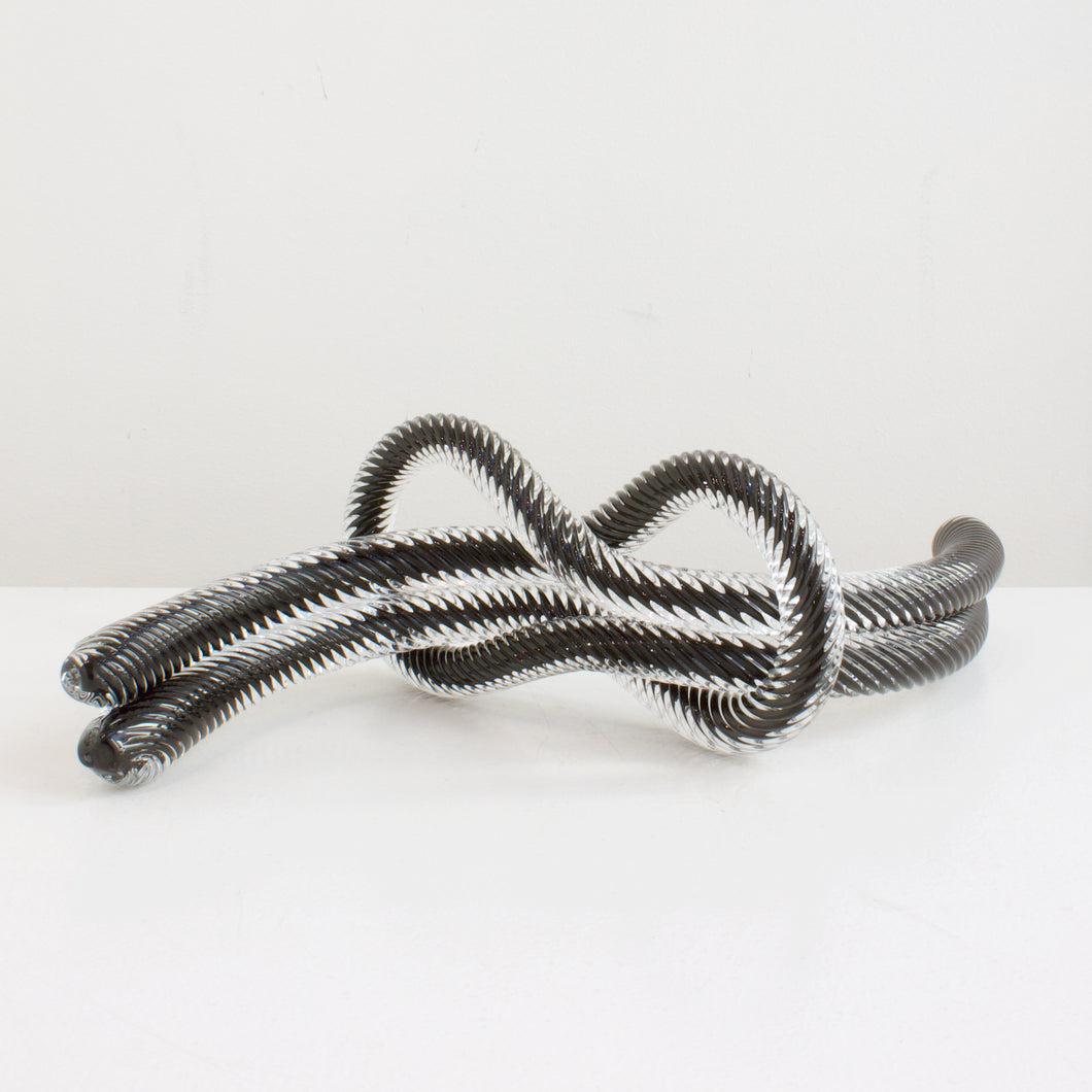 JCU342: Love knot - black