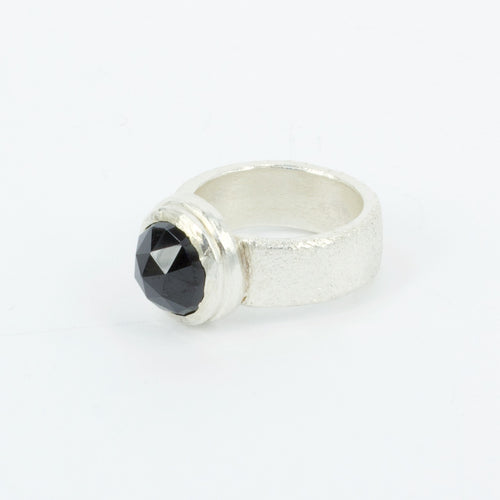 JMU118: Onyx cocktail ring