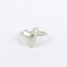 JMU21: Heart on the hand ring