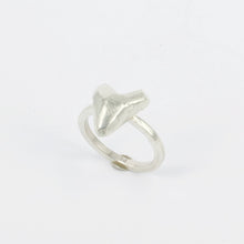 JMU21: Heart on the hand ring