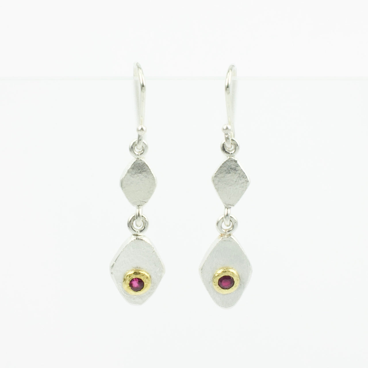 LA31: Drop earrings with gold bezel and rubies