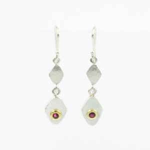 LA31: Drop earrings with gold bezel and rubies