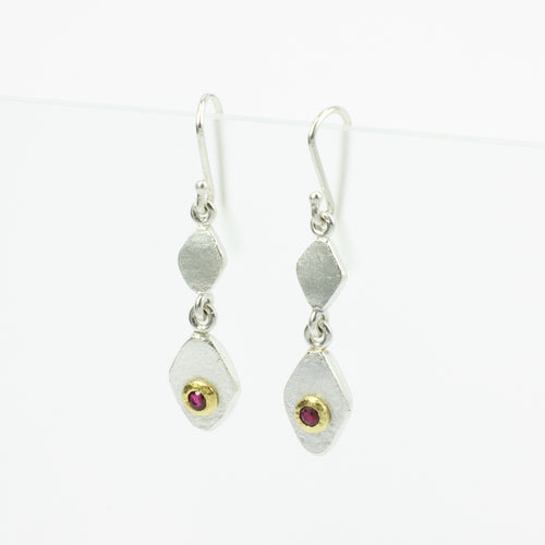 LA31: Drop earrings with gold bezel and rubies