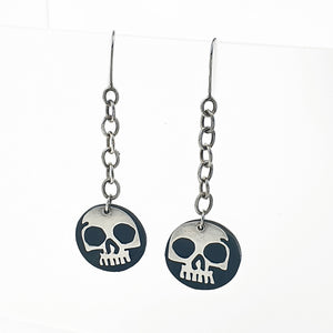NG46: Black vinyl and skull earrings