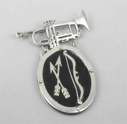 NG54: Conquest brooch - bow and arrow
